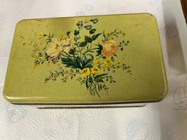 Alte Schatulle Blech-Dose / Büchse mit Rosen-Muster