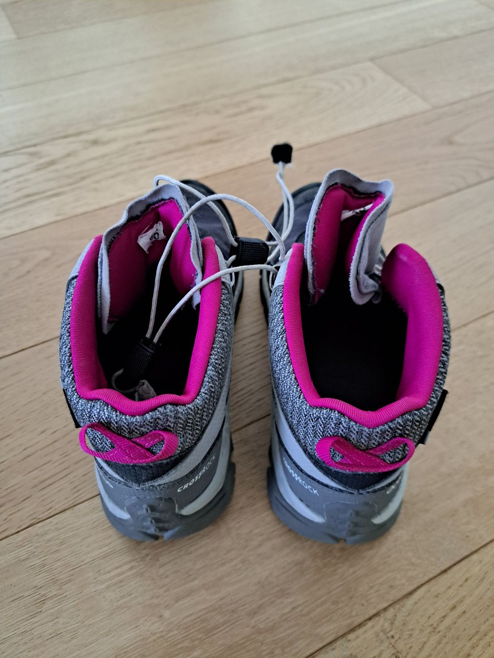 Decathlon Chaussures garçon: Wanderschuhe Quechua Crossrock Grösse 35 – D'occasion à Perlen par Sarah1985 1