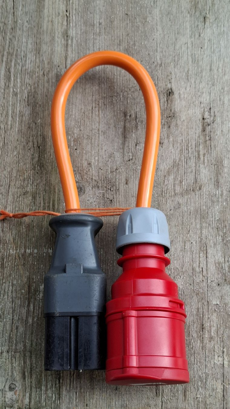 Cavi: Adapter Stromkabel J15 5pol auf CEE16 5pol – Usato da Heiligenschwendi venduto da pasaju