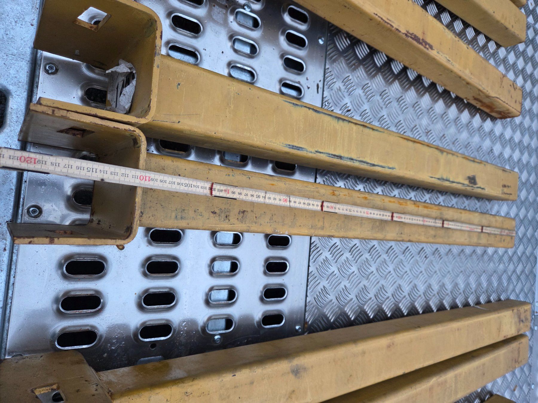 Scaffali: Kragarm mit Metall Haken – Usato da Fischbach-Göslikon venduto da Emanuel.Bardhi 7