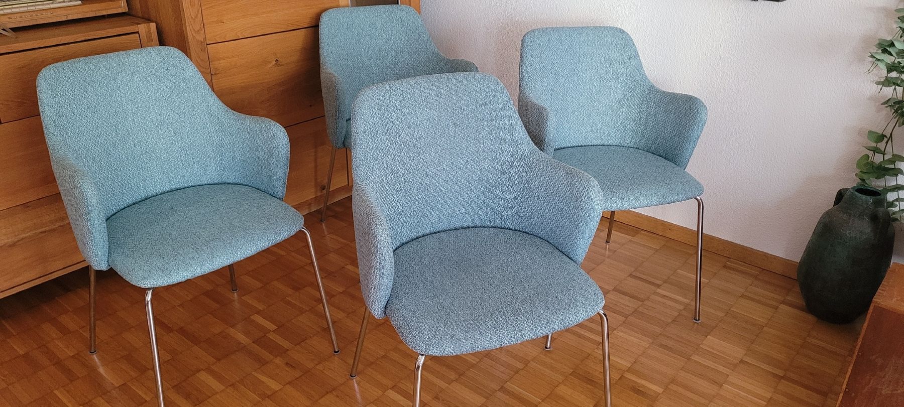 Livique Stühle: 4 Esszimmerstühle Stühle – Gebraucht aus Emmenbrücke von gatasalvache