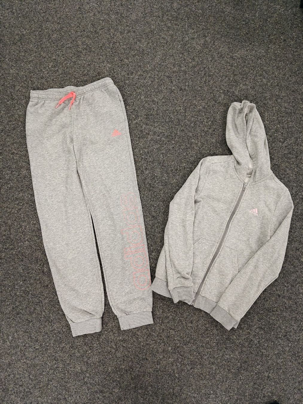 Adidas Jumpsuits: Adidas Trainingsanzug Mädchen gr. 152 – Gebraucht aus Münsingen von pas_82kk