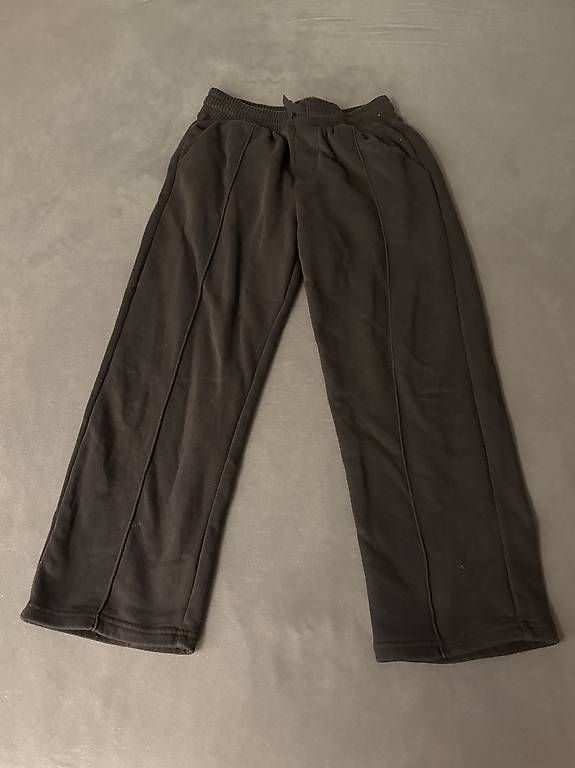 Pantalons: Schwarze Trainerhosen – D'occasion à Lenk im Simmental par niczbaeren