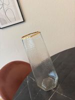 Moderne Glasvase mit Goldrand – strukturiertes Glas – Deko V