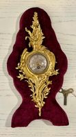 Antikes Bronze-Ührchen in reich verziertem Gehäuse