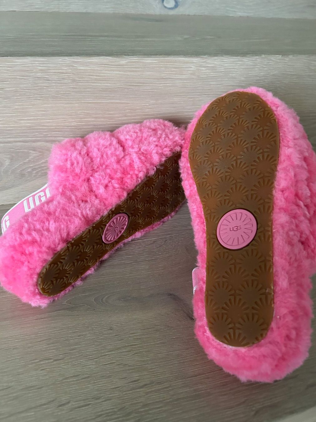 Ugg Scarpe da donna: UGG Pantoletten Gr. 38 – Usato da Oberwil-Lieli venduto da 2boll4u 2