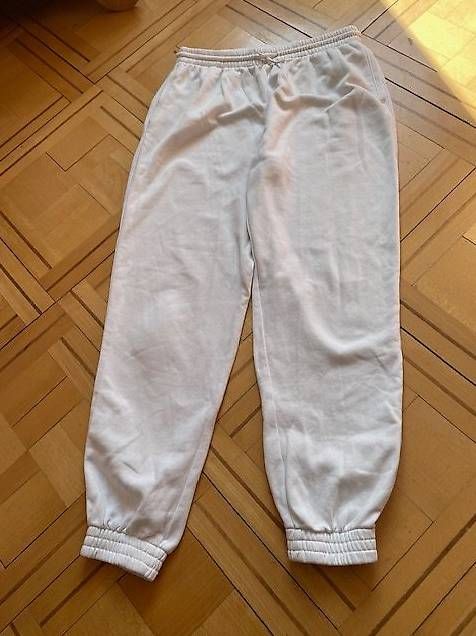 H&M Pantaloni: Trainerhose weiss Gr. M – Usato da St.Gallen venduto da NOVEMBER01
