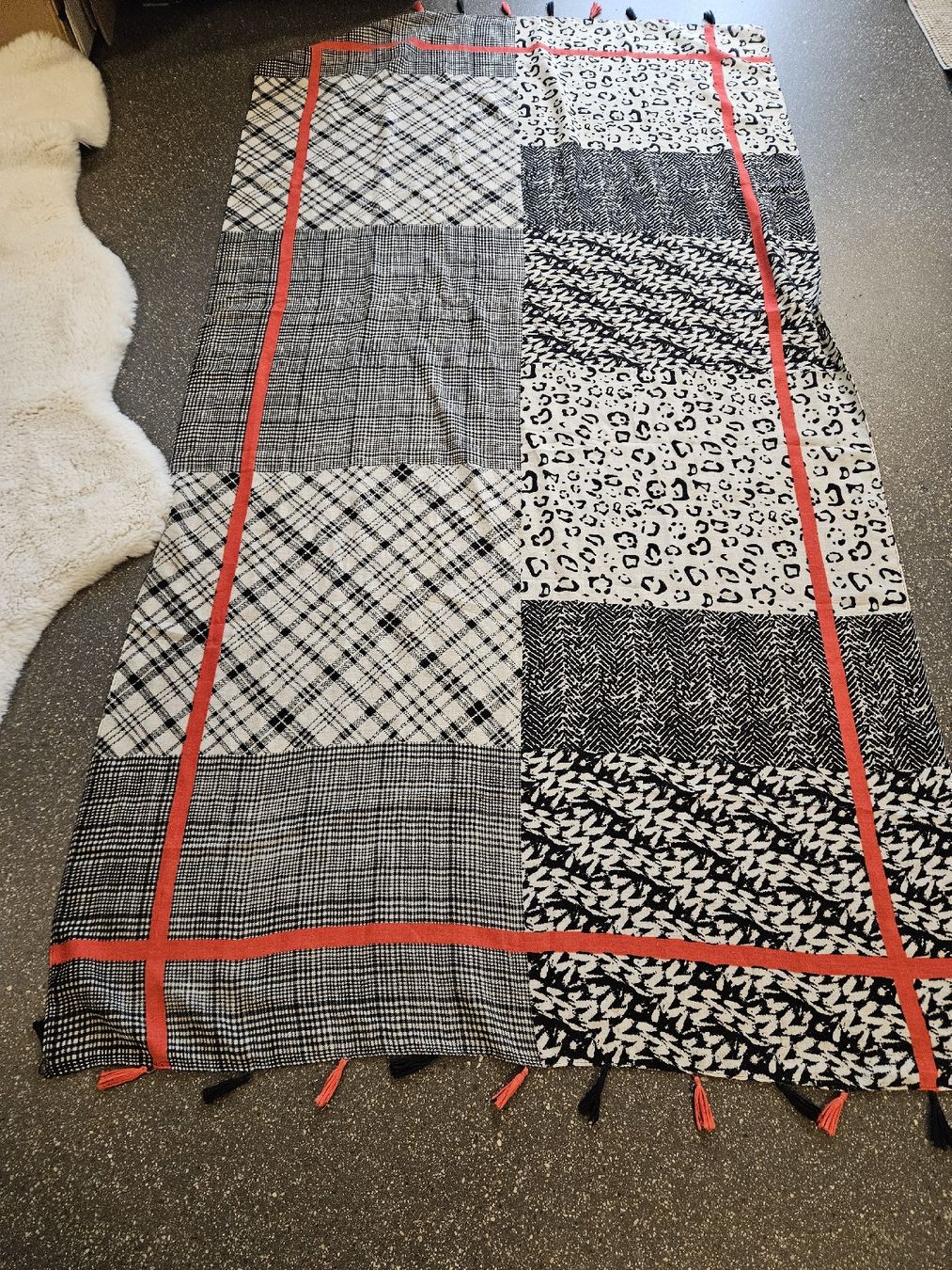 Foulards & écharpes: Damen Schal Patchwork Muster schwarz weiss rot mit Quasten – D'occasion à Anwil par moosmat 2