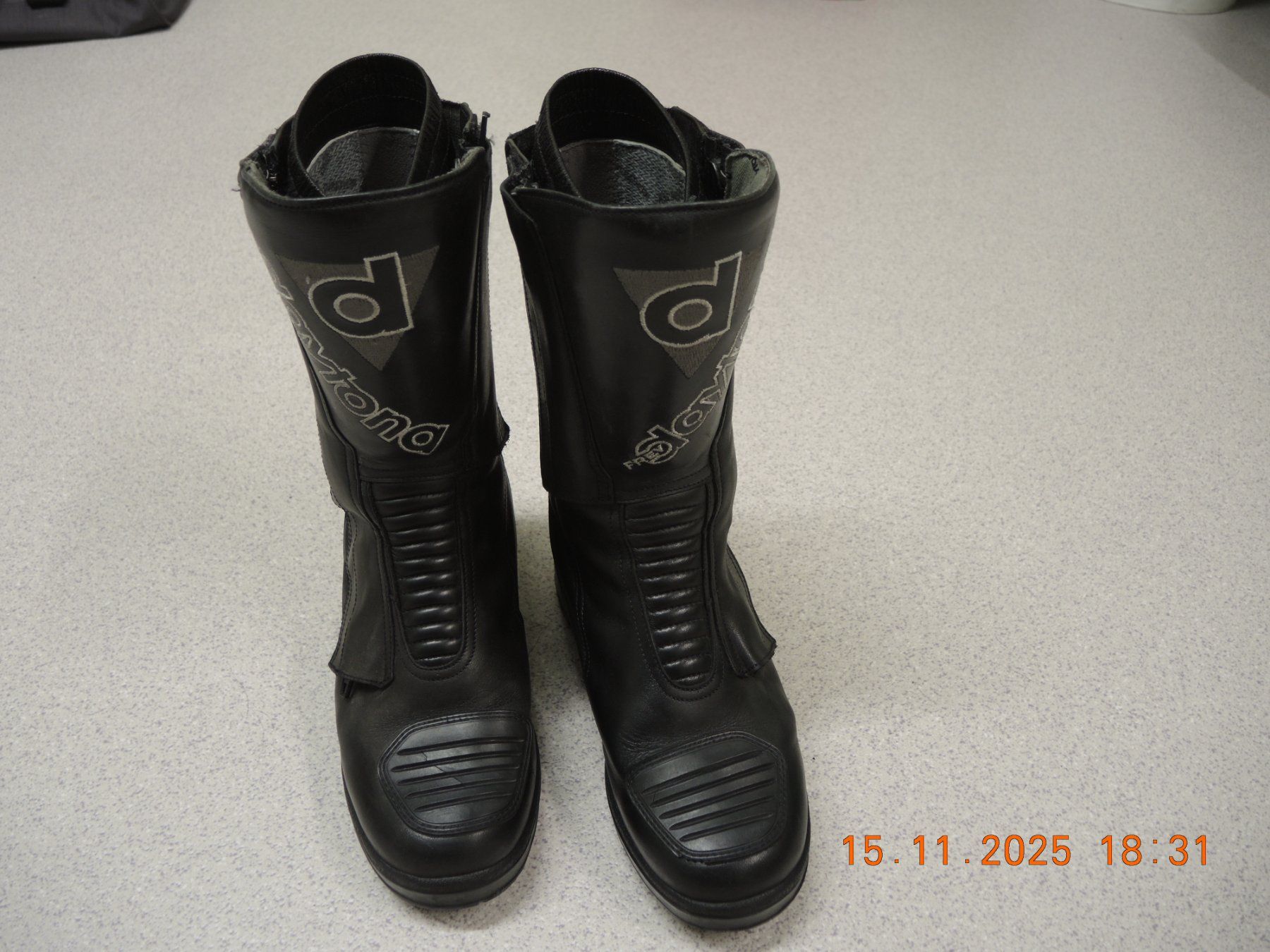 Scarpe da donna: Motorradstiefel Damen – Usato da Aarwangen venduto da Chaos2.0