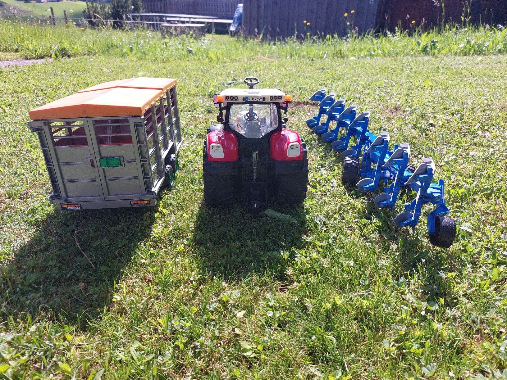 Bruder Giocattoli: Bruder Traktor, Viehwagen und Ackerpflug – Usato da Ennetbühl venduto da bwwb 2