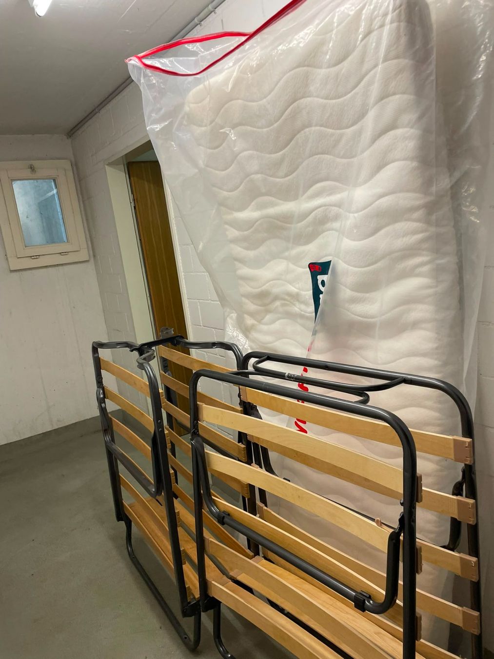 Betten: Klappbett 2 Stk + 1 Matratze – Gebraucht aus Schlieren von Disneylover