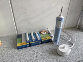 Elektrische Zahnbürste OralB  mit 6 Aufsteckbürsten neu