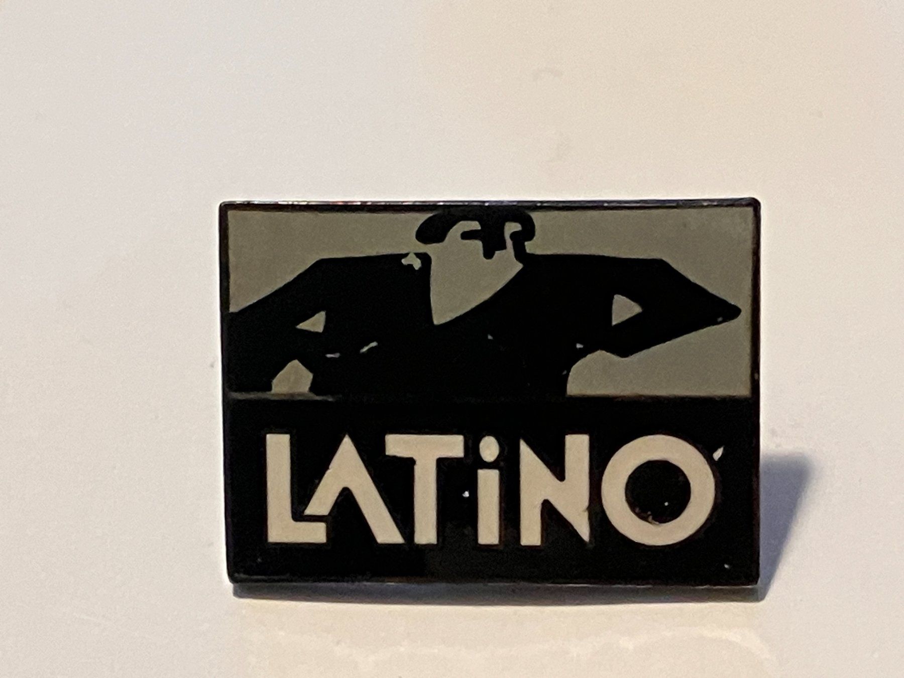 Placchette & Badge: 1 Pin Latino – Usato da Basel venduto da djwwpp