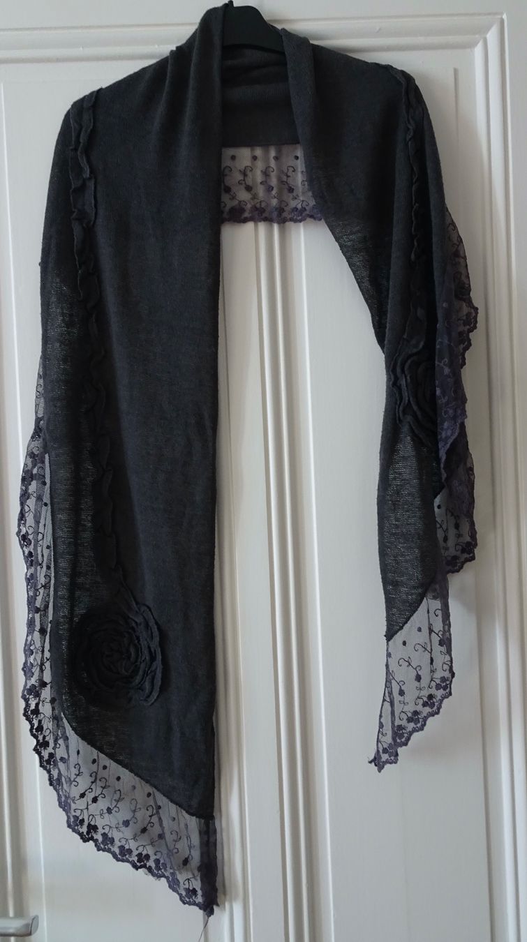 Foulard & Sciarpe: Echarpe grise dentelle et fleurs – Usato da Châtelaine venduto da Gio54321 2