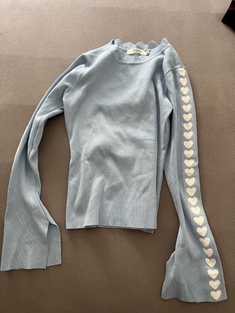 Himmelblauer Pullover mit Herzärmeln, perfekt für Frühling!