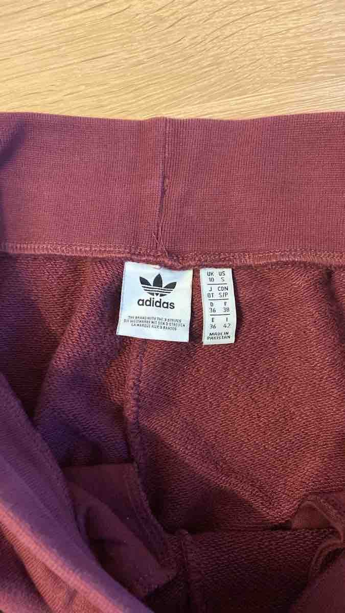 Adidas Pantaloni: Adidas Trainerhose Grösse S – Usato da Basel venduto da sob_2k78 1