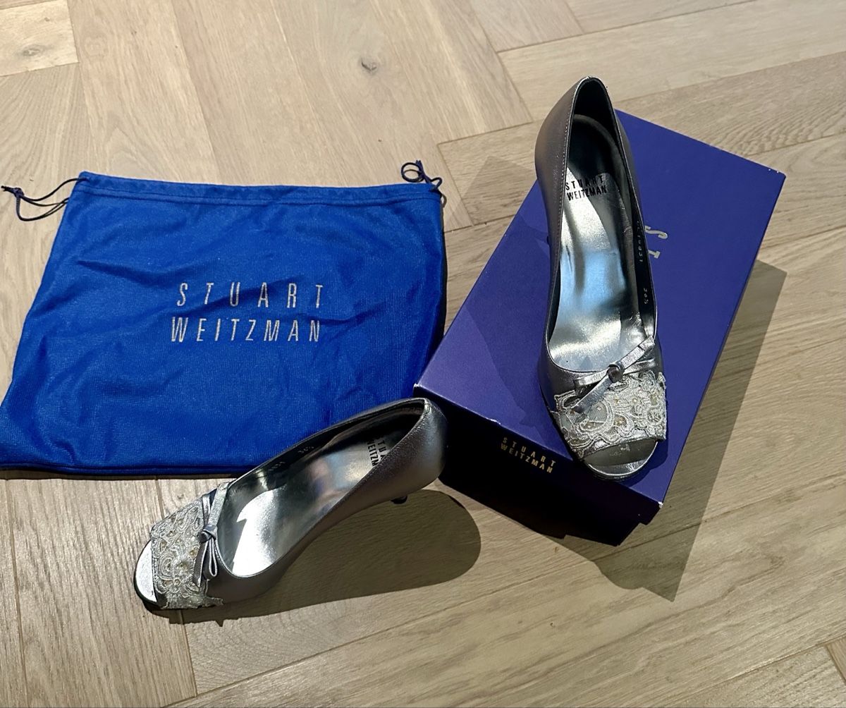 Stuart Weitzman Scarpe da donna: Stuart Weitzman Pumps silber mit Spitze neuwertig – Usato da Zollikon venduto da 75patrizio