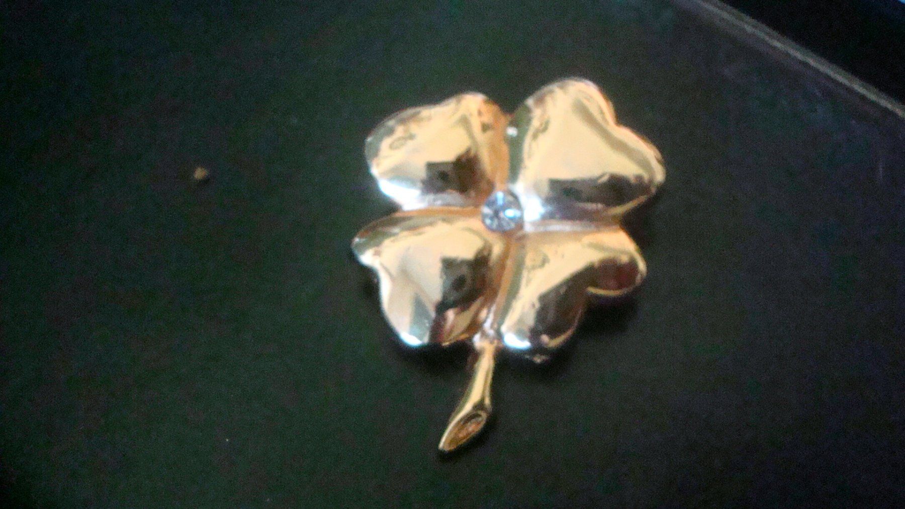 Broches & Aiguilles: Brosche Modeschmuck Kleeblatt mit Glitzersteinchen – D'occasion à Münchenstein par Pesci6