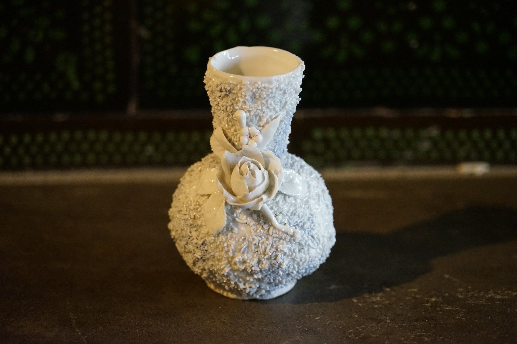 Vasi & Recipienti: Vase klein mit modellierter Rose – Usato da Hinwil venduto da Antikfischer 1