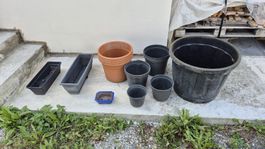 Lot de pots en plastique diverses tailles