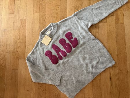 Pull Easy Clothes gris avec inscription Babe, neuf