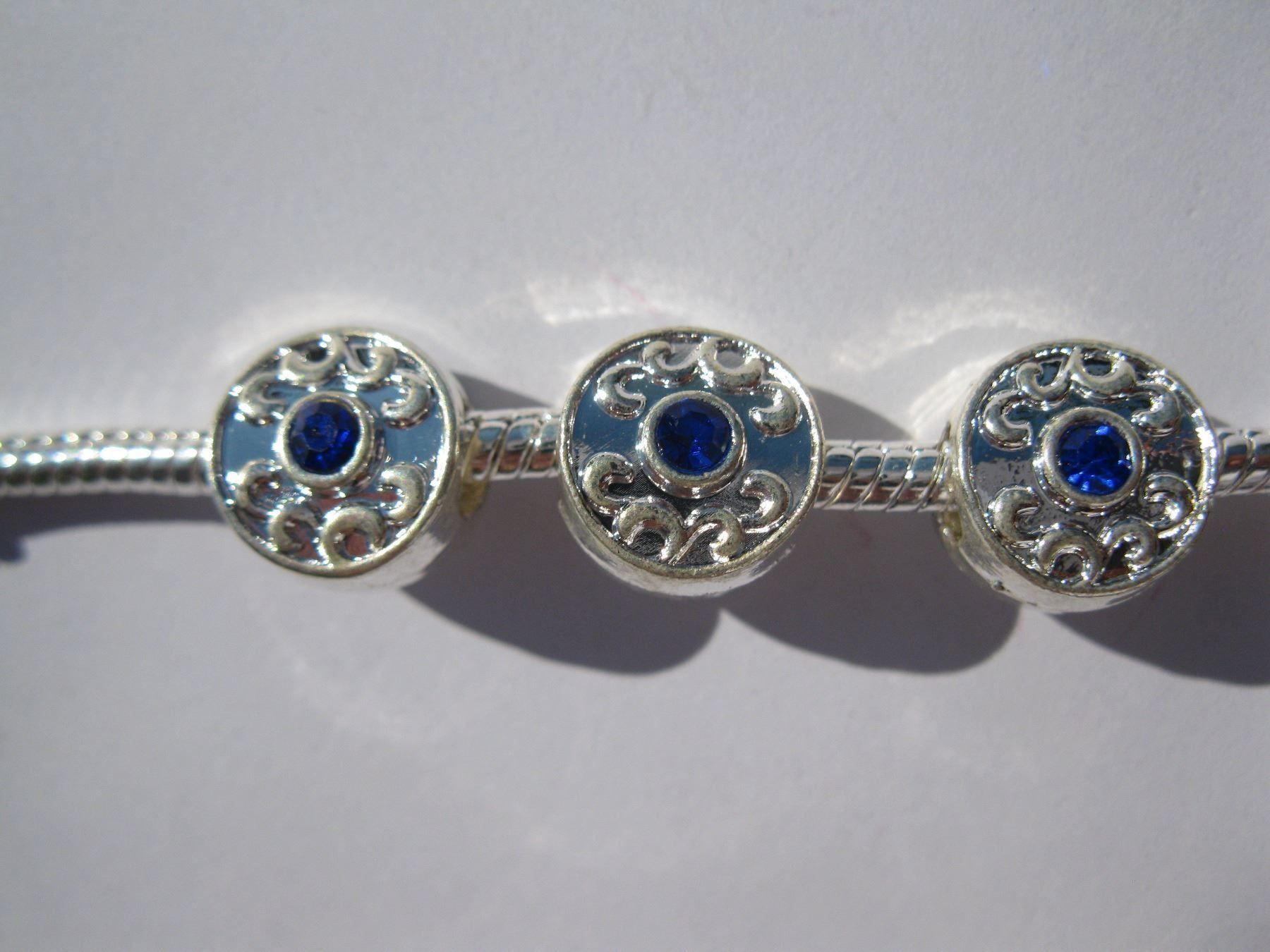Perle (finte): 5 Grosslochperlen metall, Beads, versilbert mit Strass blau – Nuovo e nell'imballaggio originale da St. Margarethen TG venduto da LuanaKa