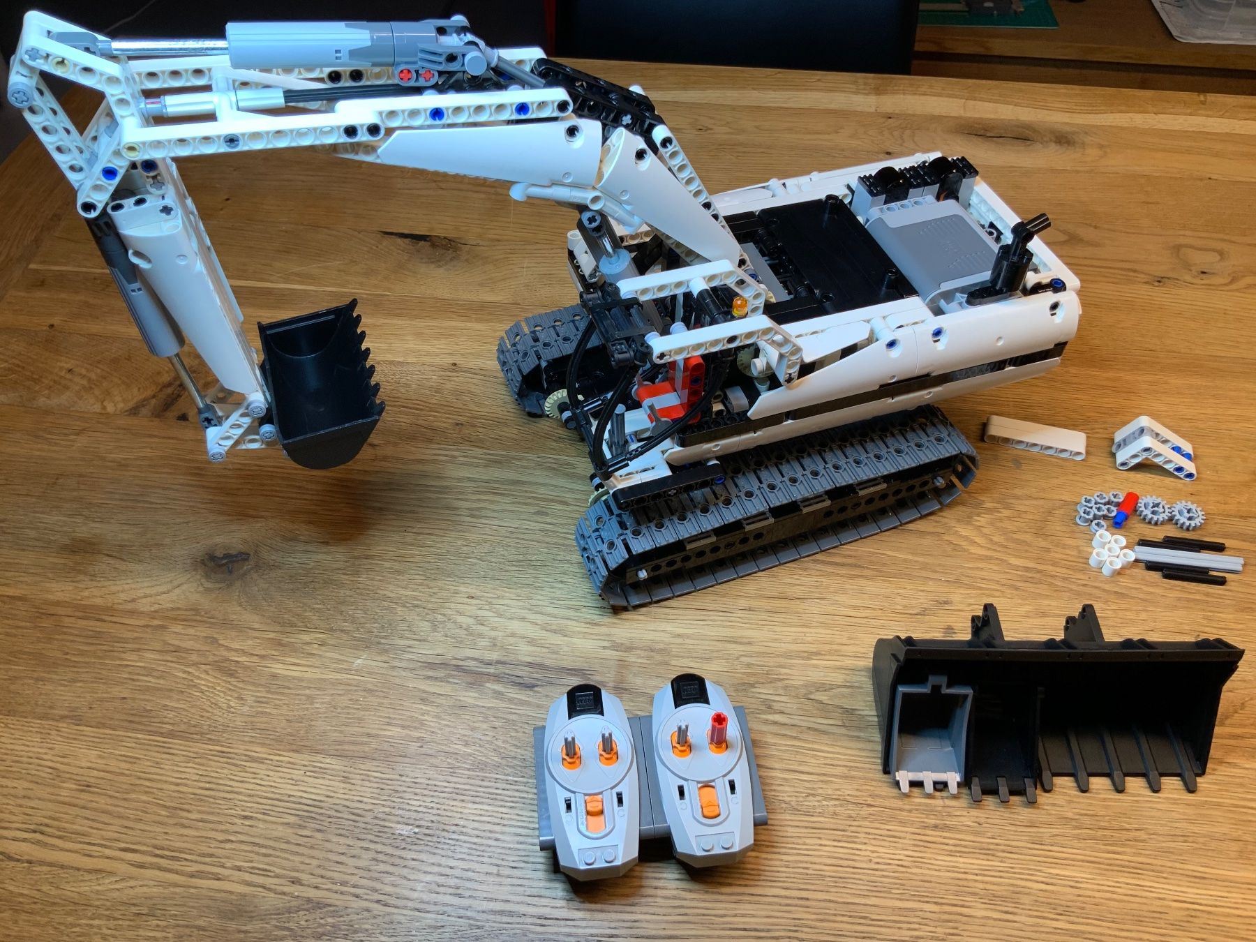 Lego Jeux de construction: LEGO Technic 8043 White Edition RC Motorized Excavator – Neuf (Voir description) à Tagelswangen par rotsi