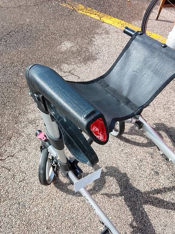 Ausili per la deambulazione: Rollator zusammenklappbar – Usato da Neuhausen am Rheinfall venduto da galleria13 2