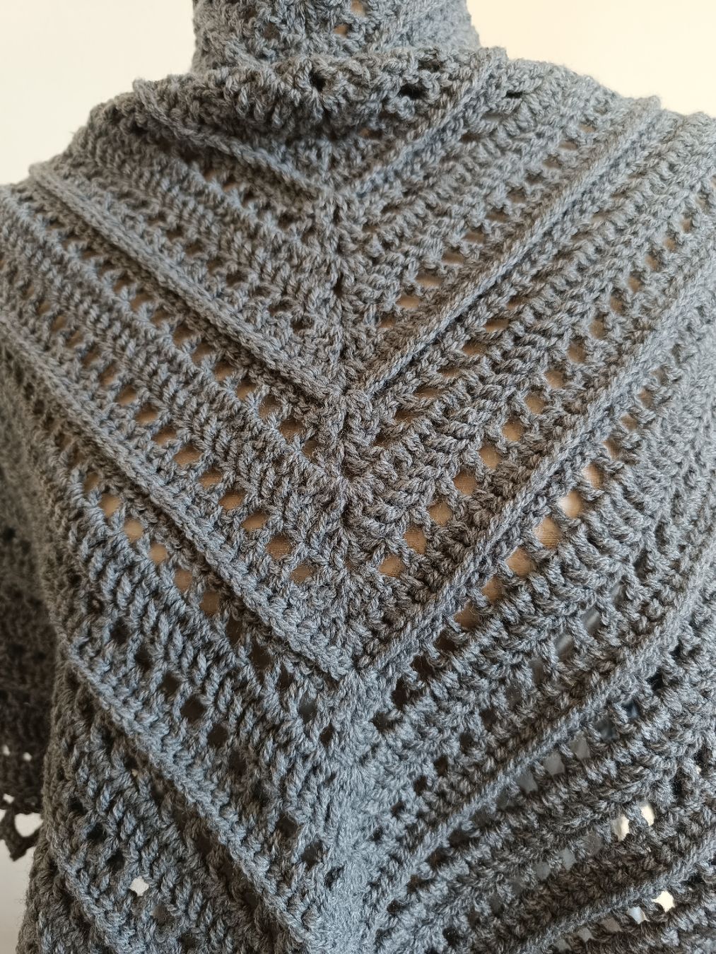 Foulard & Sciarpe: selbstgehäkeltes Dreieckstuch – Nuovo e nell'imballaggio originale da Rorschach venduto da Monstera79 1