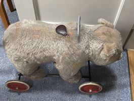 Antiker grosser Steiff Bär auf Rädern vermutlich 1960er