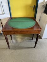 Antiker Spieltisch / Beistelltisch mit grüner Auflage.