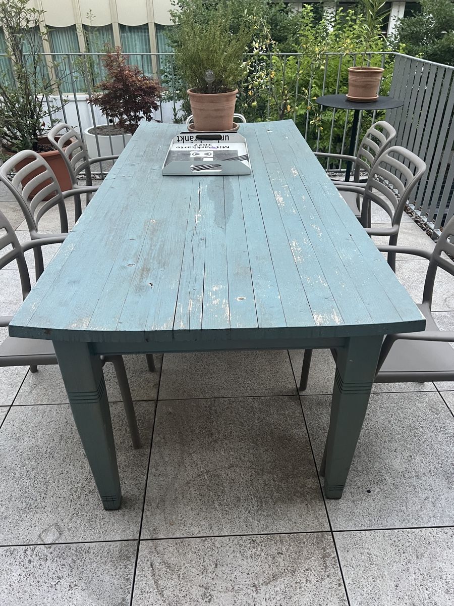 Tables: Gartentisch Holztisch stark gebraucht - zu verschenken – D'occasion à Zürich par Leoleiin