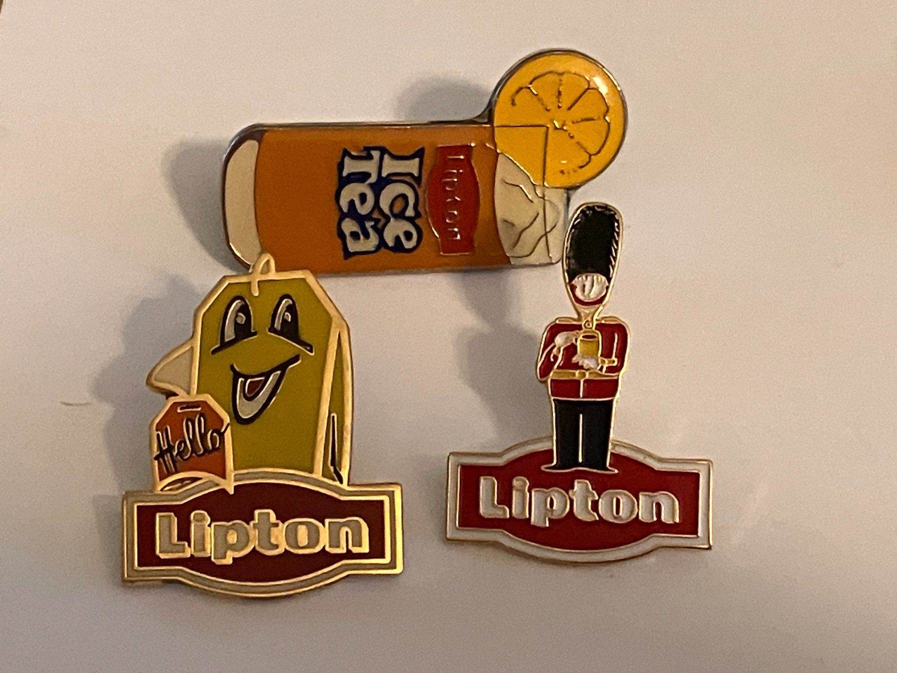 Placchette & Badge: 3 Pin Lipton Tee – Usato da Basel venduto da djwwpp