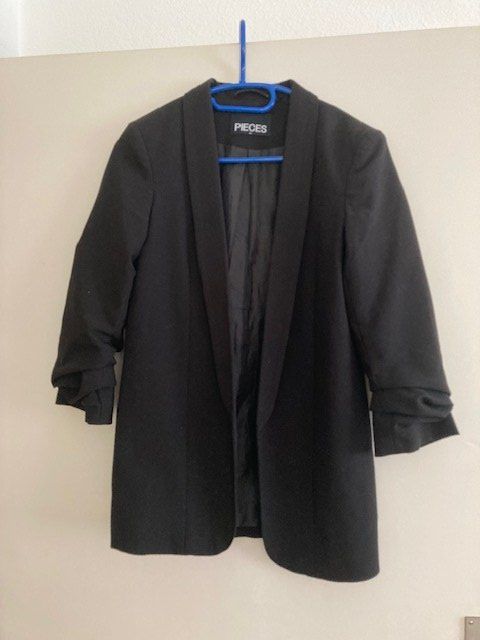 Pieces Completi & Tailleur: 2 Blazer, Gr. XS, PIECES, schwarz + rot – Usato da Richterswil venduto da Hausi12