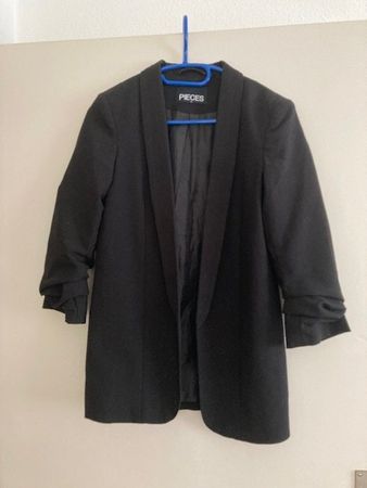 2 Blazer, Gr. XS, PIECES, schwarz + rot