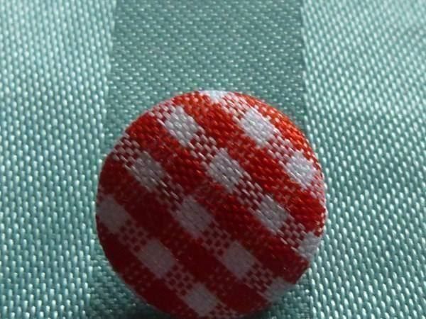 Bottoni: 27 Knöpfe stoffüberzogen rot/weiss – Nuovo (secondo la descrizione) da Hinwil venduto da Glasperlen