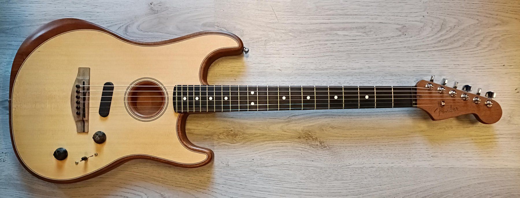 Fender Instruments de musique: Fender American Acoustasonic Stratocaster – D'occasion à Chur par Mur0