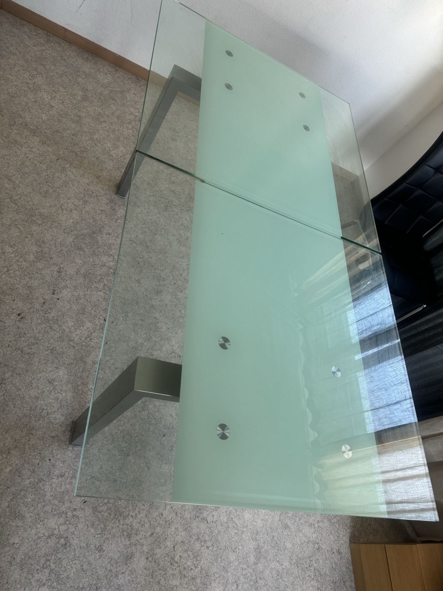 Tavoli: Extendable Glass Dining Table with Metal Legs, Modern – Usato da Zuchwil venduto da DhudraS 3