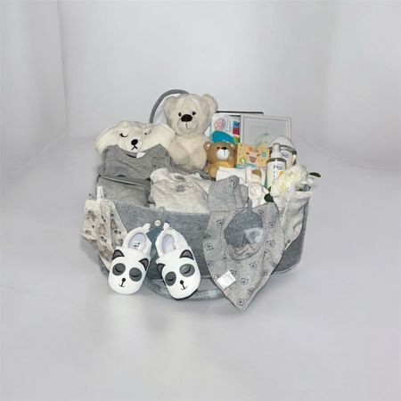 Baby Geschenkkorb mit Kleidung und Spielzeug neu