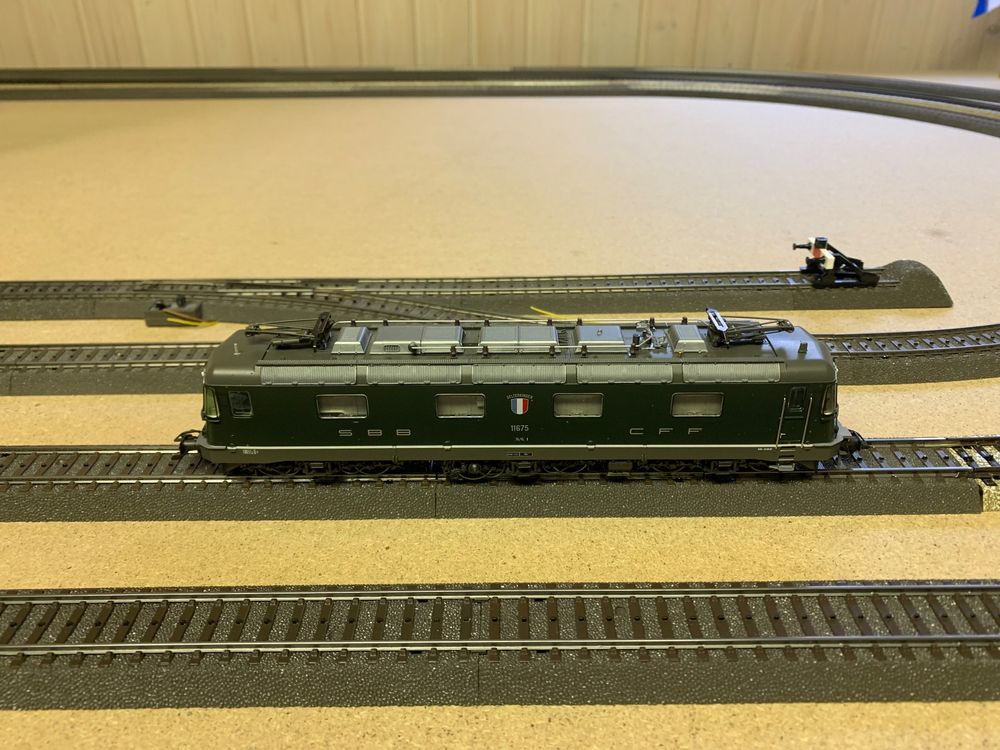 Märklin Z: SBB Re 4/4 II der ersten Serie und SBB EC-Wagenset