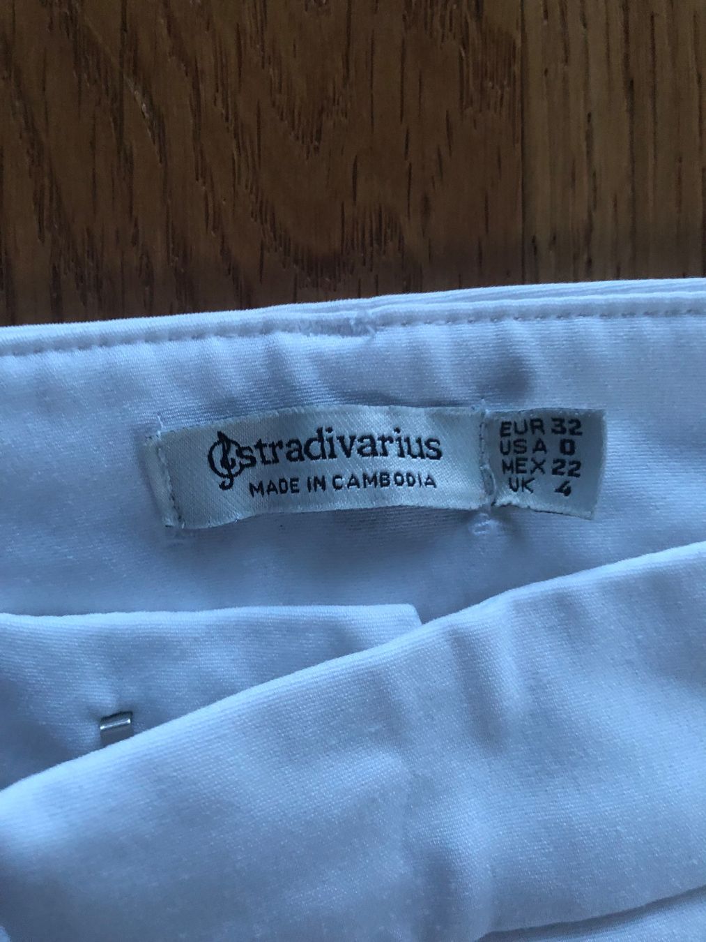 Stradivarius Pantaloni: WEISSE HOSE STRADIVARIUS 32 – Usato da Wattwil venduto da jopara 1
