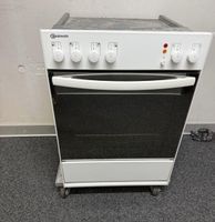 Einbaubackofen mit Glaskeramikkochfeld funktioniert 