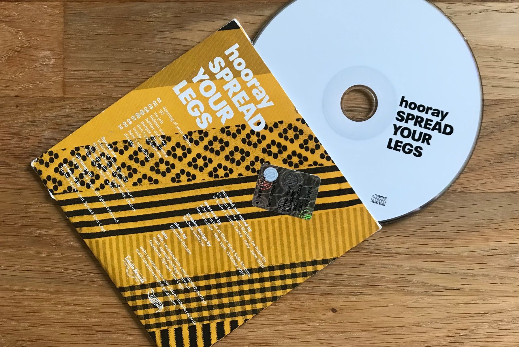 CD: CD Spread Your Legs - Hooray – Usato da Zürich venduto da tomakomai 2