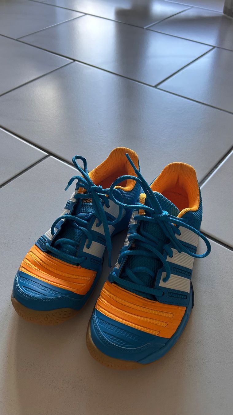 Adidas Scarpe da uomo: Adidas Hallenschuh Stabil – Nuovo (secondo la descrizione) da Büron venduto da manubike79 2