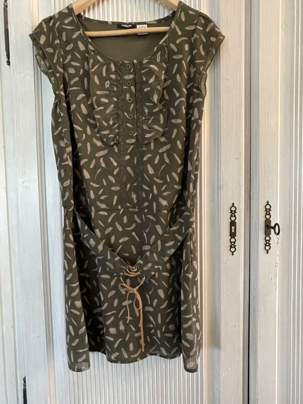 La Redoute Kleider: Kleid mit Federn Kaki Gr. 36 – Gebraucht aus Goldswil von _Dudy_
