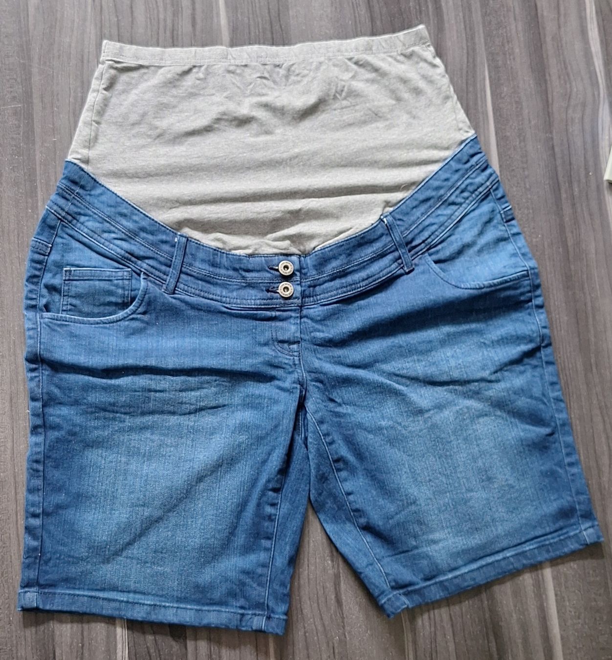 C&A Jeans: Umstandsshorts geschätzt Gr. 42/44 – Usato da Lupfig venduto da Nanda89