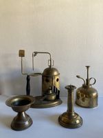 Vintage-Messingwaren. Medizinische Zerstäuber, Kerzenhalter