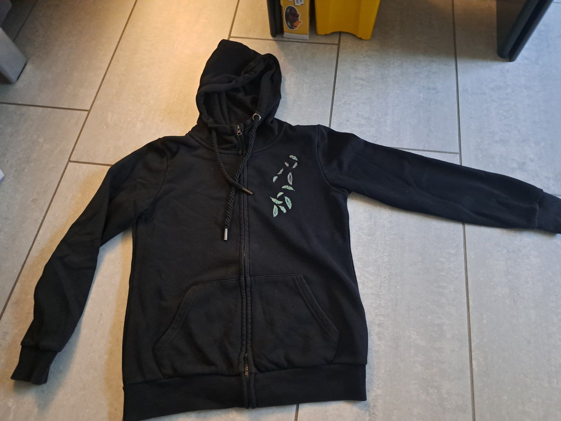 Giacche: Schwarzer Zip Hoodie mit glitzer Federn-Print, Top! – Usato da Killwangen venduto da KIANA08