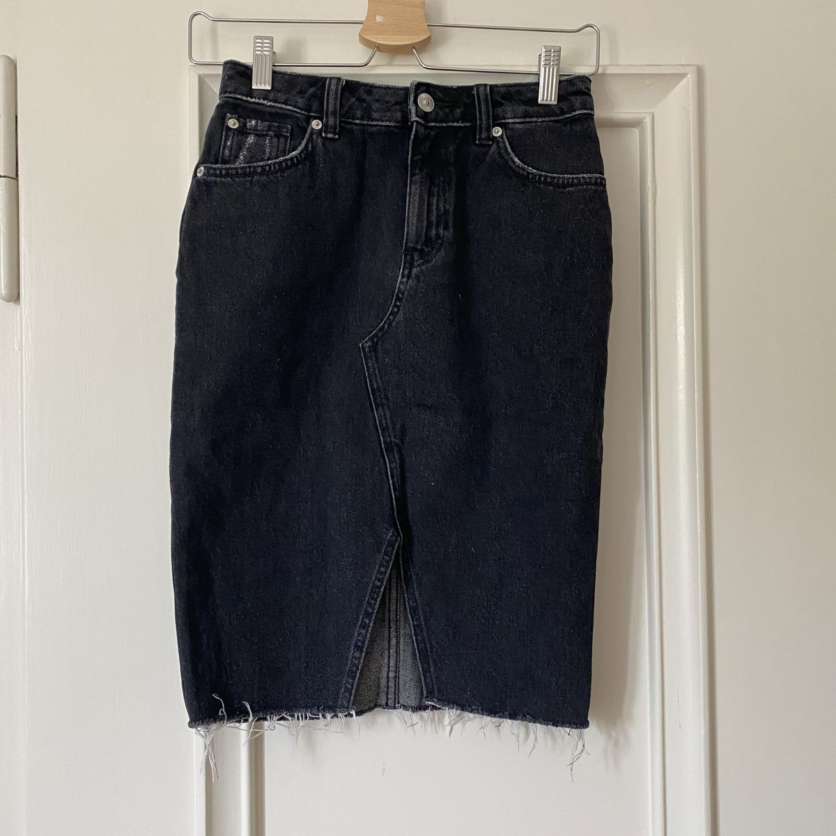 H&M Gonne: Schwarzer Jeansrock – Usato da Luzern venduto da champagnelaury
