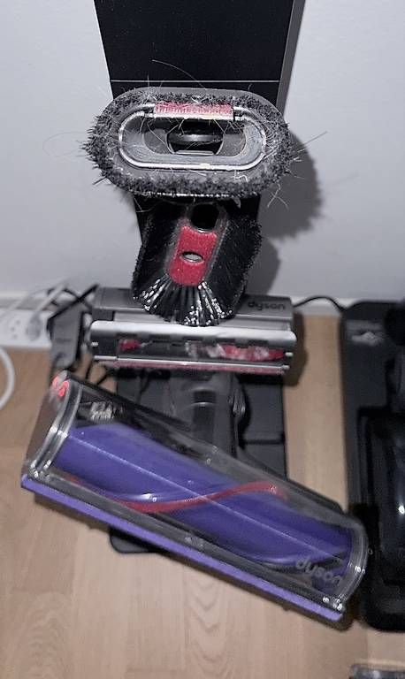 Aspirapolveri & Accessori: Dyson Cyclone V10 Absolute  Komplettes Zubehör – Usato da Langenthal venduto da AliceAmmann 1